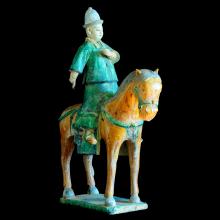Cavalier de cour en terre cuite